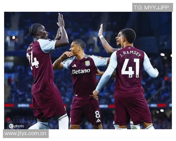 拉什福德在家观看阿斯顿维拉欧联比赛表达对老东家的支持与情感