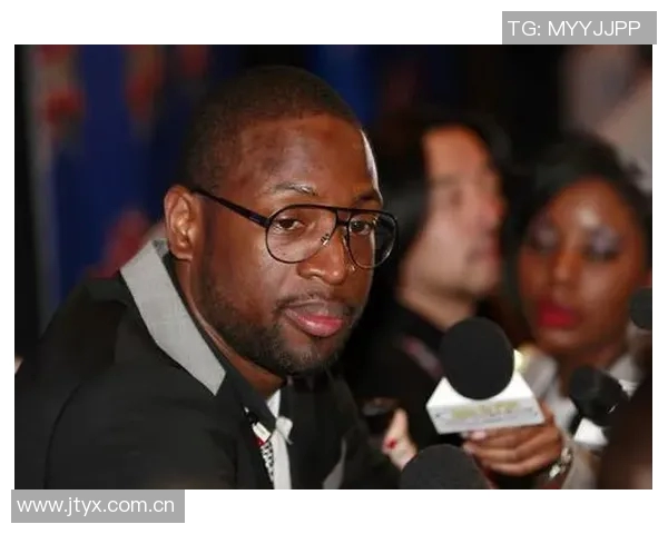 韦德谈新赛季媒体日：球员们穿新衣拍照交流感受乐趣