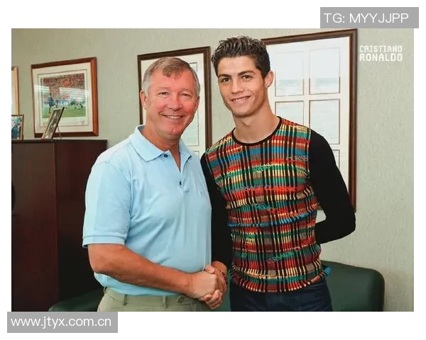 佩佩回忆初见C罗时光：17岁少年训练后啃苹果健身的故事