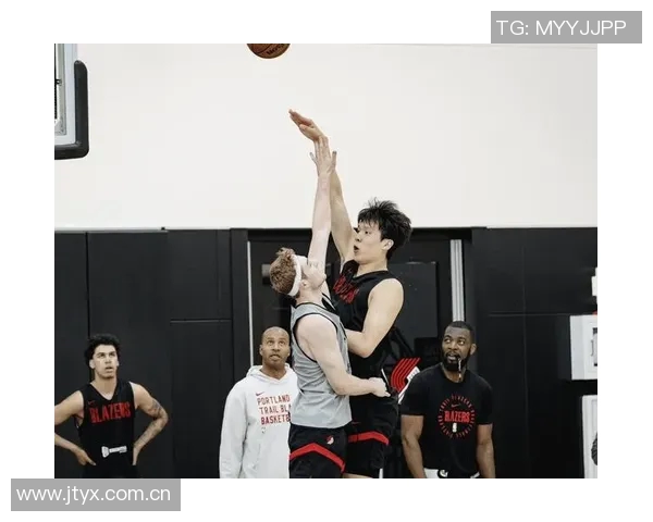 杨瀚森揭秘克里斯哥哥的努力生活习惯每天早起自学英语与妻子视频通话