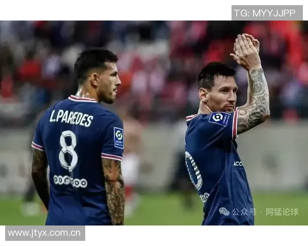 约罗身穿里尔球衣盛装出席里尔对阵巴黎比赛开球仪式