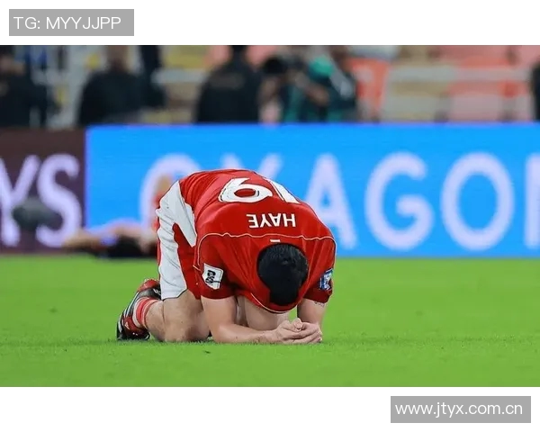 印尼主帅克鲁伊维特赛后情绪失控怒砸椅子眼眶泛红引发关注 印尼主帅克鲁伊维特赛后情绪失控怒砸椅子眼眶泛红引发关注