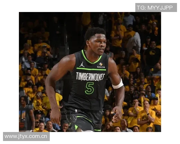 爱德华兹半场表现亮眼10投4中贡献15分3助攻罚球全中助球队争取胜利