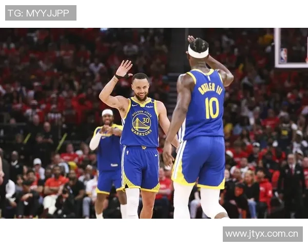 库里弧顶接球失去重心却依然精准命中布朗尼面前三分球